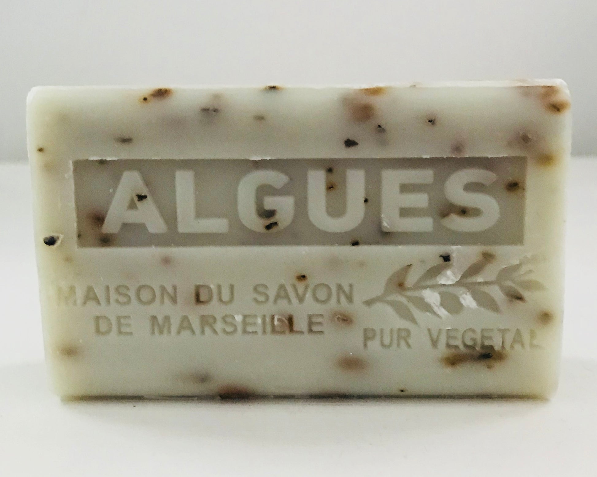 Bar of soap with 'Algues' (seaweed) label on a white background