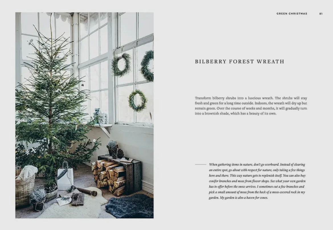 Room with a Christmas tree and decorated windows, featuring text about bilberry forest wreaths.